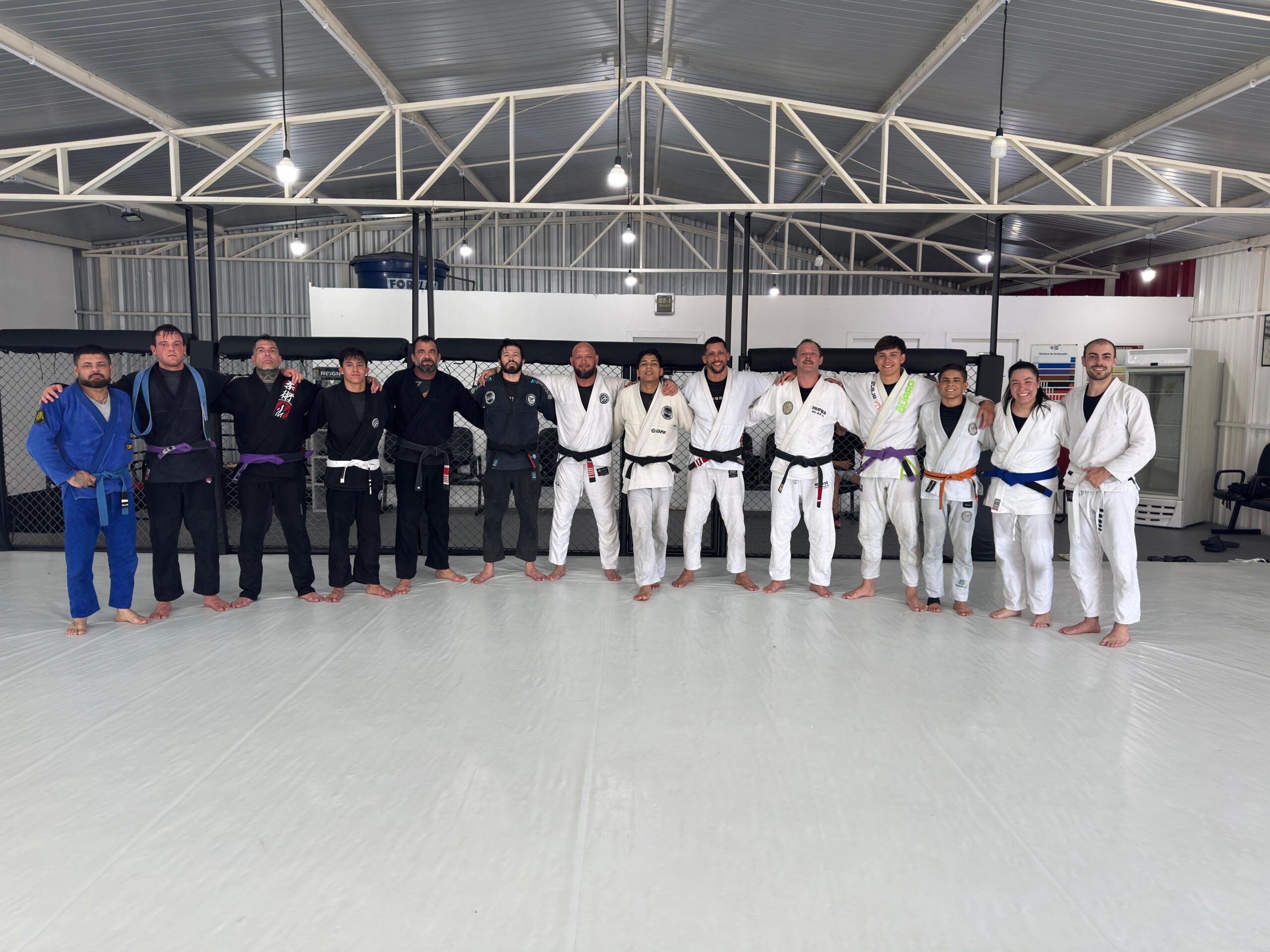 Prof. Gustavo Feres com a turma de adultos da GFBJJ